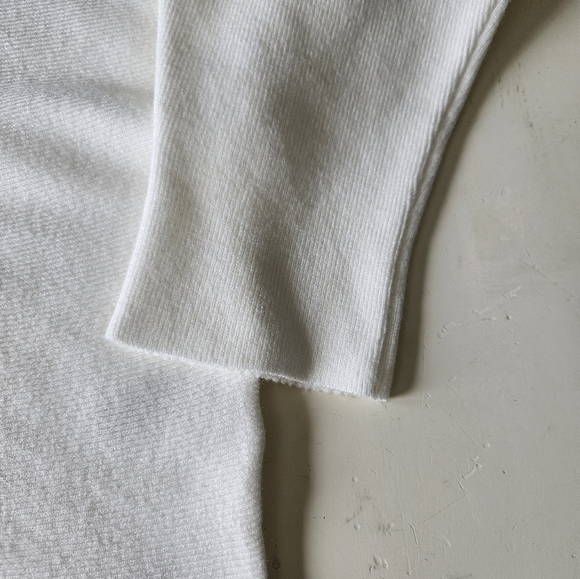 Elegant White V-Neck Sweater - Picture 5 of 8